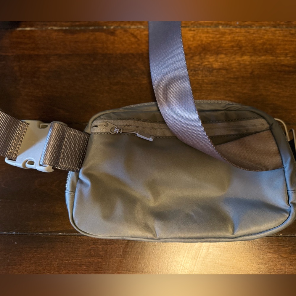 NWOT Lululemon Everywhere Belt Bag Crossbody Extended Strap Grey Unisex - Picture 2 of 6